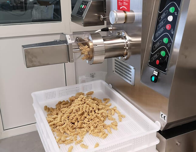 Nos pâtes sont fabriquées avec notre machine à pâtes ITALGI
