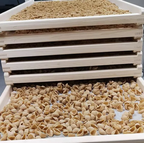Répartition des pâtes sur les clayettes pour un séchage uniforme