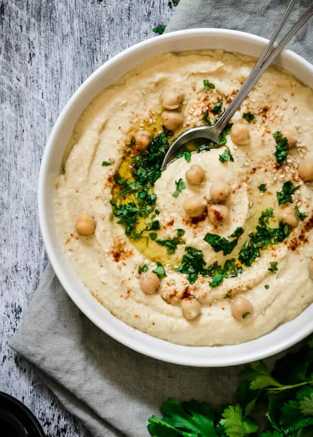 Photo d'un plat de houmous fait avec des pois chiche de la Ferme de Piamot